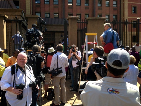16_More cameras than people. It was a hot day, many photographers got impatiant waiting for Oscar to emerge.JPG